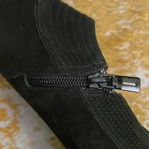 Clarks tige de cuir suede embroidered size, zipper heels, 7.5 - Picture 7 of 8